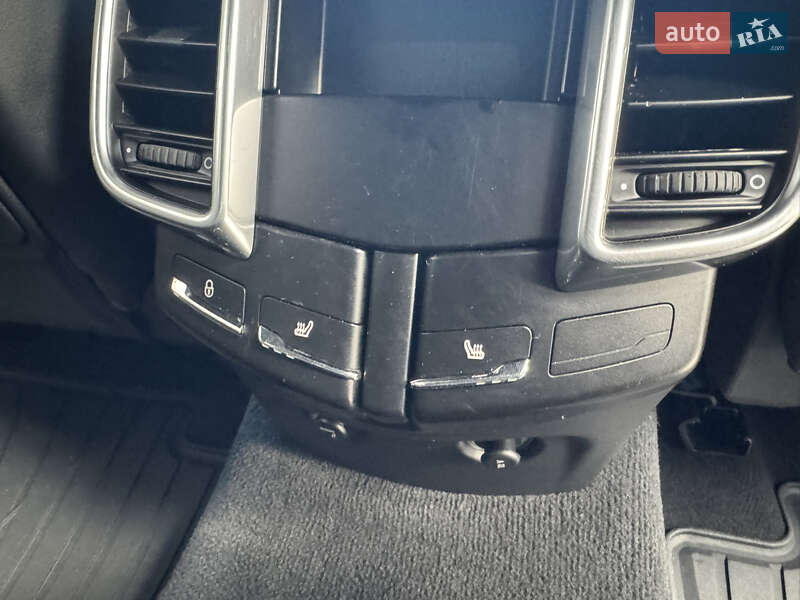 Внедорожник / Кроссовер Porsche Cayenne 2012 в Киеве