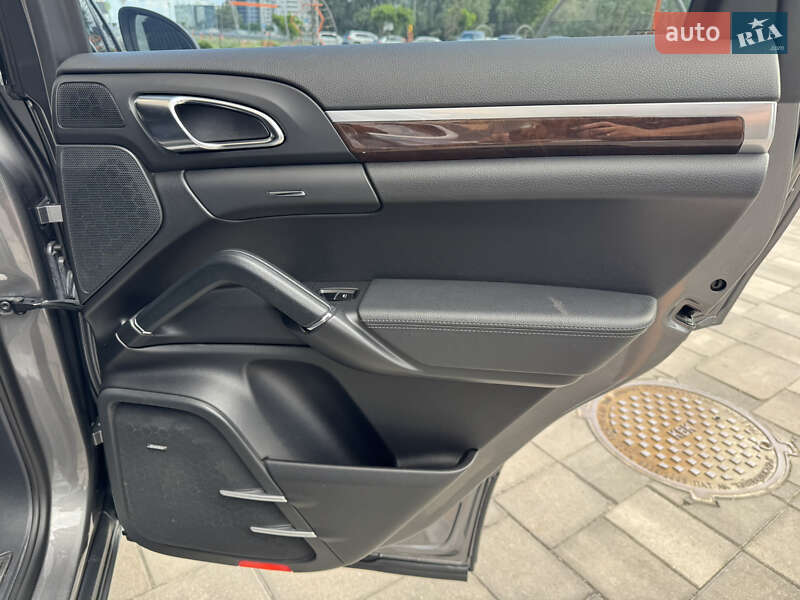 Внедорожник / Кроссовер Porsche Cayenne 2012 в Киеве