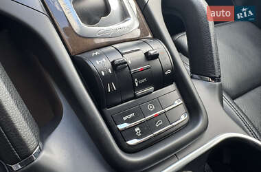 Внедорожник / Кроссовер Porsche Cayenne 2012 в 