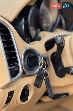 Внедорожник / Кроссовер Porsche Cayenne 2012 в 