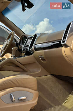 Внедорожник / Кроссовер Porsche Cayenne 2012 в 