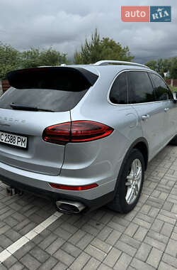 Внедорожник / Кроссовер Porsche Cayenne 2015 в 