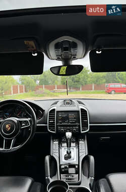 Внедорожник / Кроссовер Porsche Cayenne 2015 в 