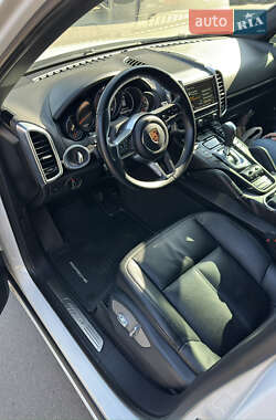 Внедорожник / Кроссовер Porsche Cayenne 2016 в 