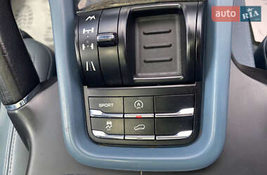 Позашляховик / Кросовер Porsche Cayenne 2012 в 
