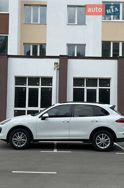Внедорожник / Кроссовер Porsche Cayenne 2015 в 