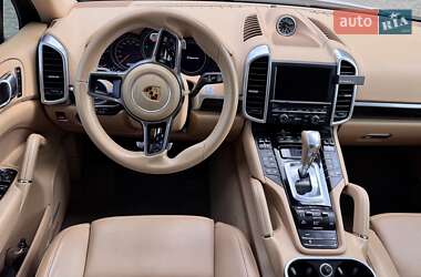 Внедорожник / Кроссовер Porsche Cayenne 2015 в 
