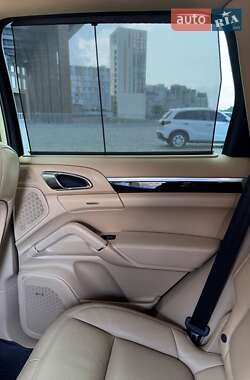Внедорожник / Кроссовер Porsche Cayenne 2015 в 