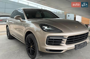 Внедорожник / Кроссовер Porsche Cayenne 2018 в 