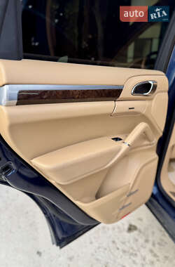 Внедорожник / Кроссовер Porsche Cayenne 2012 в 