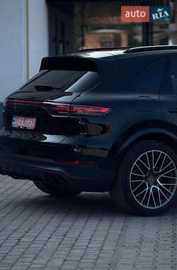 Позашляховик / Кросовер Porsche Cayenne 2022 в 