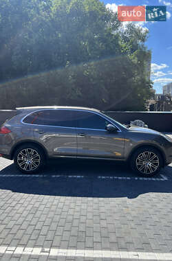 Внедорожник / Кроссовер Porsche Cayenne 2012 в 