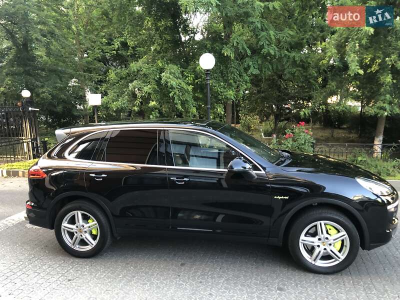 Внедорожник / Кроссовер Porsche Cayenne 2015 в 