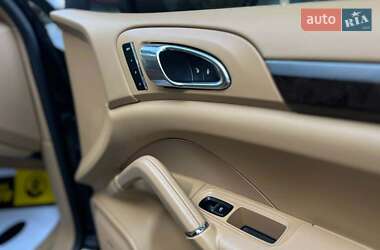 Внедорожник / Кроссовер Porsche Cayenne 2015 в 