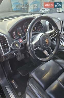 Внедорожник / Кроссовер Porsche Cayenne 2016 в 
