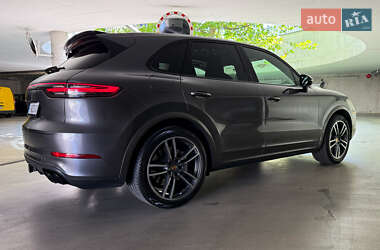 Внедорожник / Кроссовер Porsche Cayenne 2023 в 