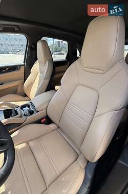 Внедорожник / Кроссовер Porsche Cayenne 2023 в 