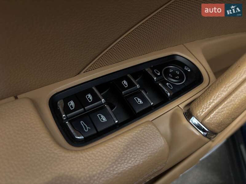 Внедорожник / Кроссовер Porsche Cayenne 2013 в Киеве