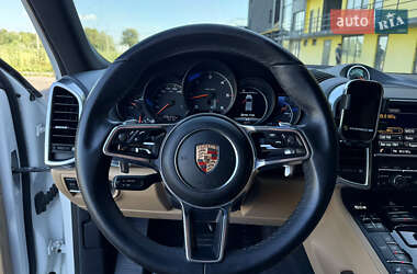 Внедорожник / Кроссовер Porsche Cayenne 2015 в 