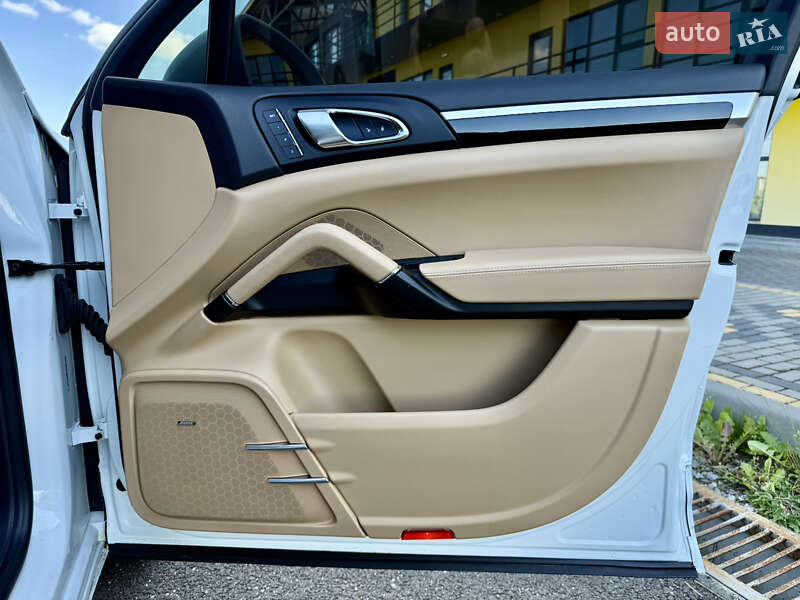 Внедорожник / Кроссовер Porsche Cayenne 2015 в Тернополе