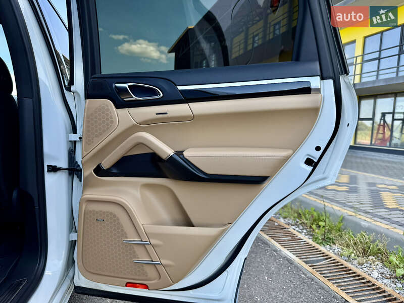 Внедорожник / Кроссовер Porsche Cayenne 2015 в Тернополе