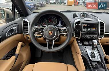 Внедорожник / Кроссовер Porsche Cayenne 2015 в 