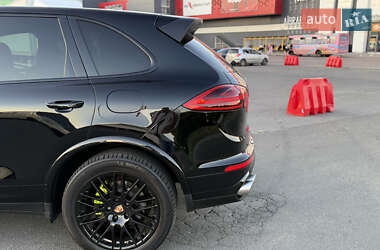 Внедорожник / Кроссовер Porsche Cayenne 2016 в 