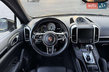 Внедорожник / Кроссовер Porsche Cayenne 2016 в 