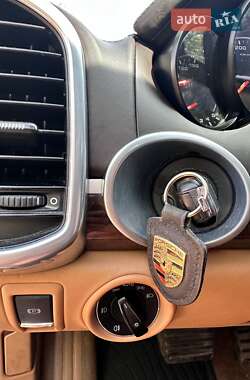 Позашляховик / Кросовер Porsche Cayenne 2012 в 