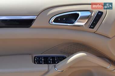 Внедорожник / Кроссовер Porsche Cayenne 2012 в 