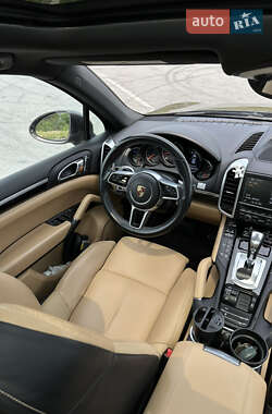 Внедорожник / Кроссовер Porsche Cayenne 2015 в 