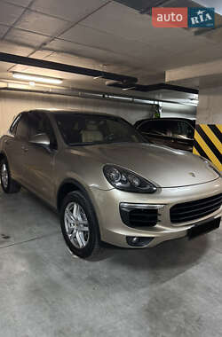 Внедорожник / Кроссовер Porsche Cayenne 2015 в 