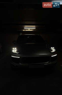 Внедорожник / Кроссовер Porsche Cayenne 2015 в 