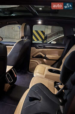 Внедорожник / Кроссовер Porsche Cayenne 2015 в 