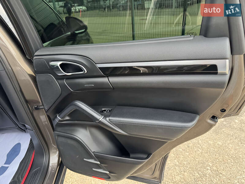 Позашляховик / Кросовер Porsche Cayenne 2012 в Києві