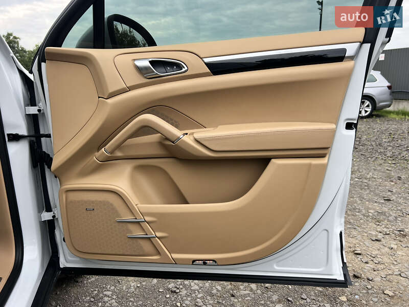 Внедорожник / Кроссовер Porsche Cayenne 2014 в Луцке