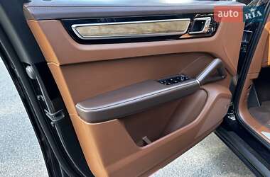 Внедорожник / Кроссовер Porsche Cayenne 2018 в 