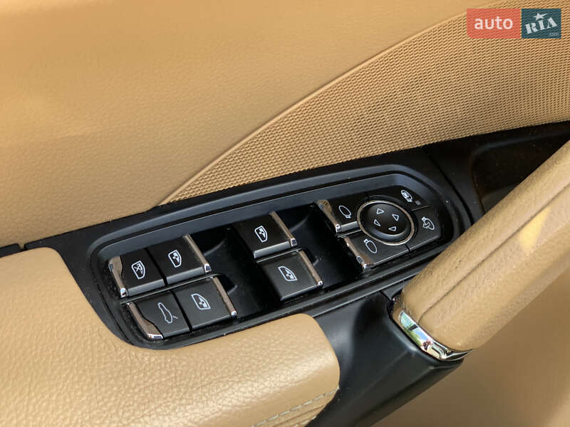 Позашляховик / Кросовер Porsche Cayenne 2015 в Рівному
