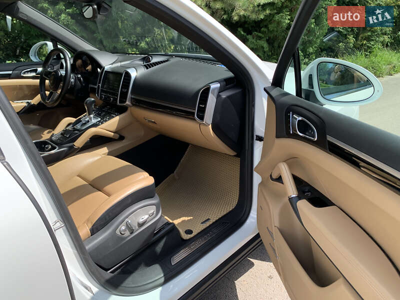 Позашляховик / Кросовер Porsche Cayenne 2015 в Рівному