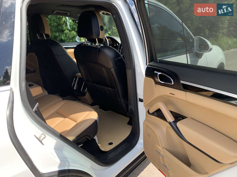 Позашляховик / Кросовер Porsche Cayenne 2015 в Рівному