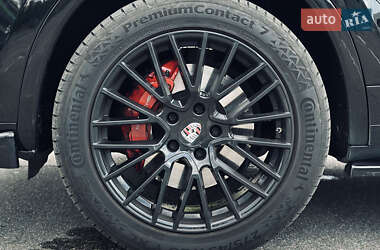 Внедорожник / Кроссовер Porsche Cayenne 2015 в 