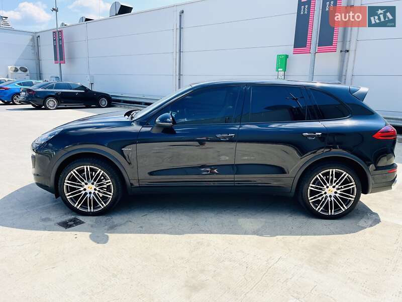 Внедорожник / Кроссовер Porsche Cayenne 2015 в Киеве