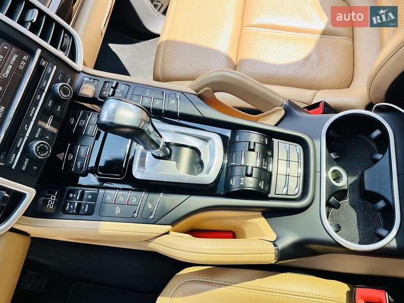 Внедорожник / Кроссовер Porsche Cayenne 2015 в Киеве