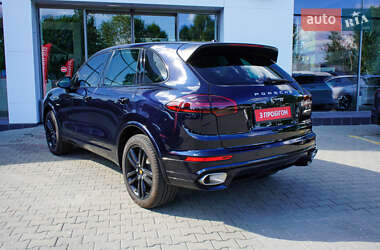 Внедорожник / Кроссовер Porsche Cayenne 2015 в 
