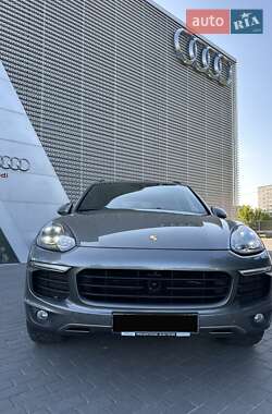 Внедорожник / Кроссовер Porsche Cayenne 2015 в 