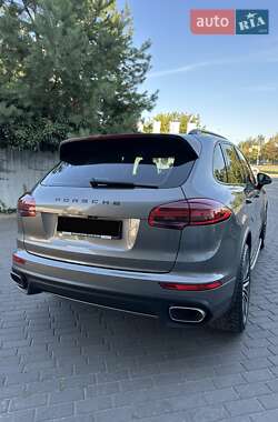 Внедорожник / Кроссовер Porsche Cayenne 2015 в 
