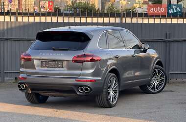 Внедорожник / Кроссовер Porsche Cayenne 2015 в 