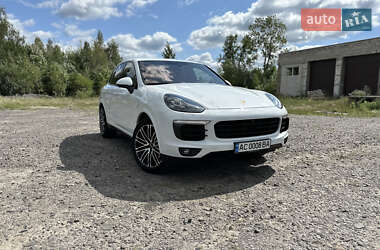 Позашляховик / Кросовер Porsche Cayenne 2016 в Луцьку