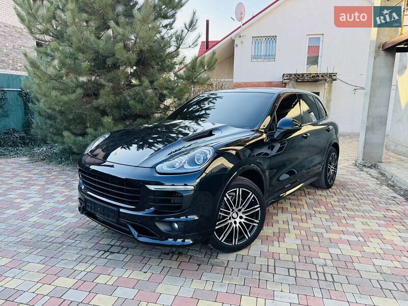 Внедорожник / Кроссовер Porsche Cayenne 2015 в 