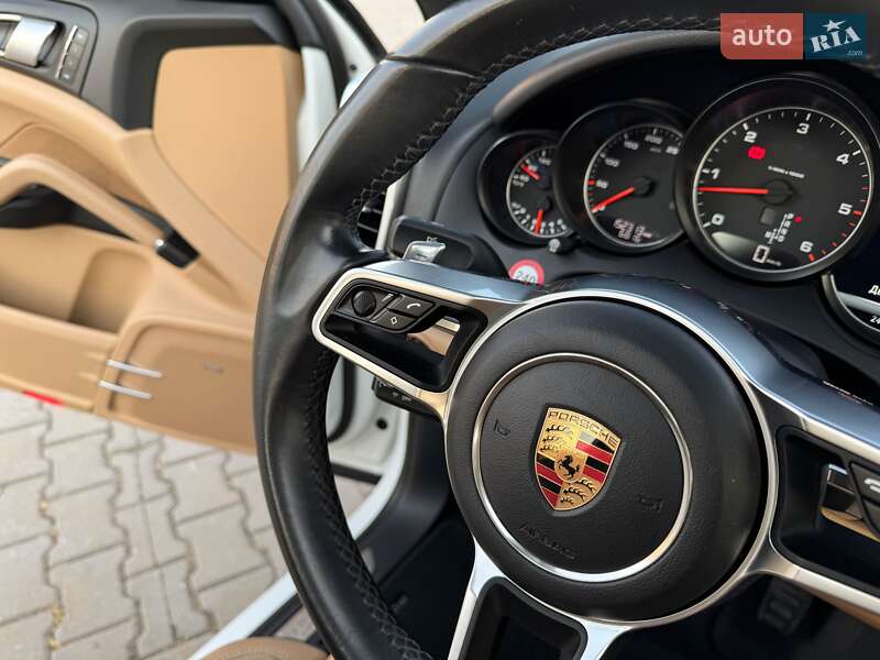Позашляховик / Кросовер Porsche Cayenne 2016 в Одесі